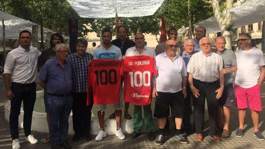 Juan Rodríguez, en en centro, durante su presentación ayer en Sa Pobla.