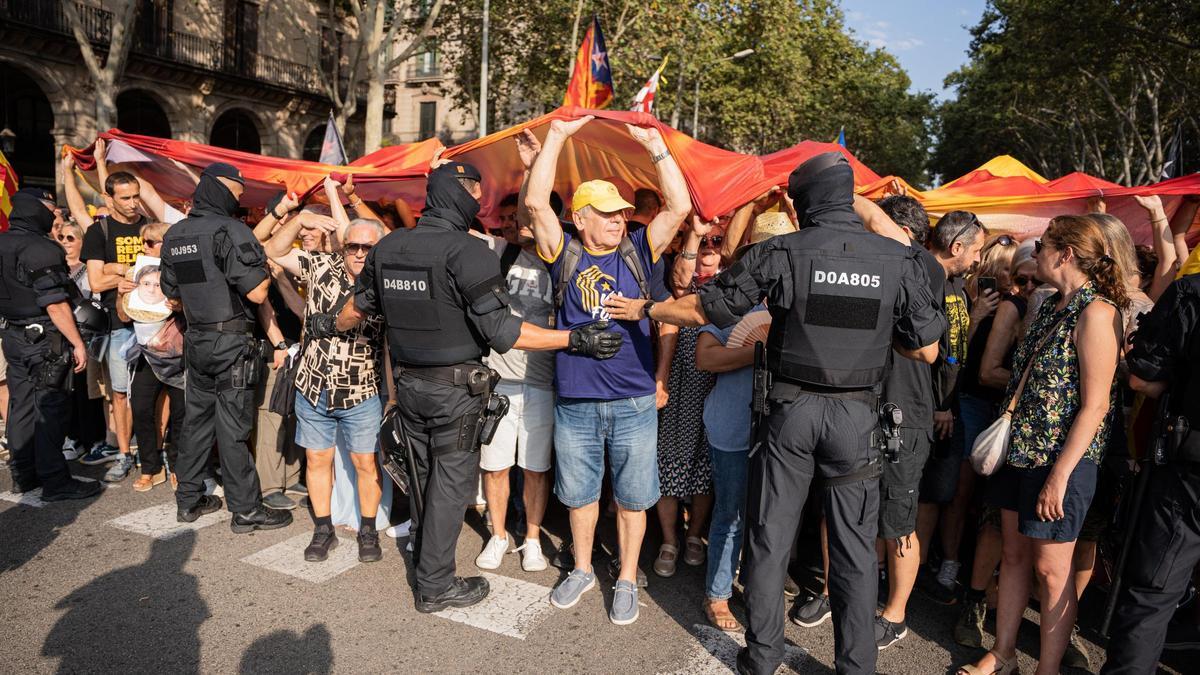 Un grupo de manifestantes independentistas ante los mossos.