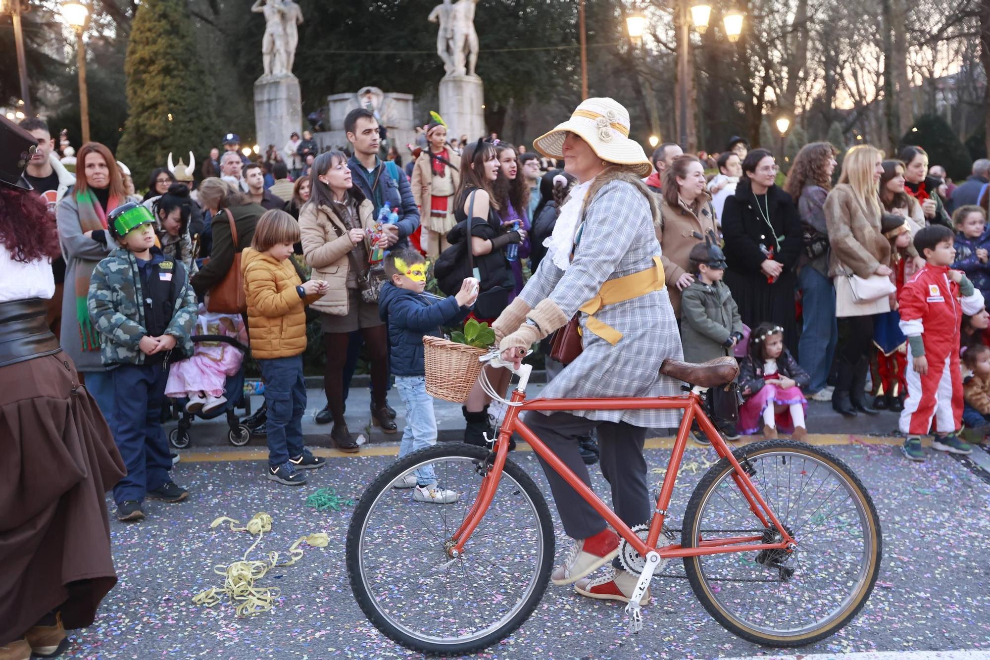 EN IMÁGENES: El Carnaval llena de color y alegría las calles de Oviedo