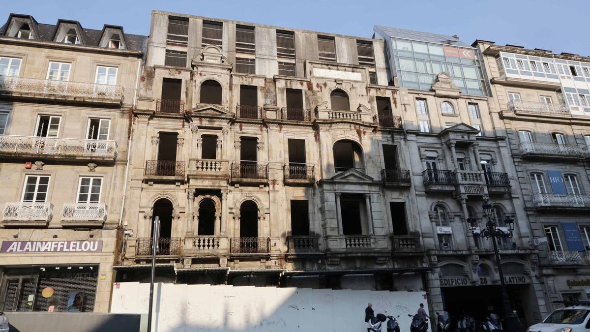Estado actual del edificio situado en la rúa Colón 30.