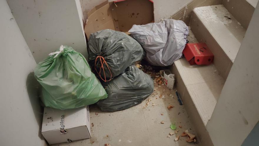 Puertas rotas, basura en las escaleras y una indigente en el garaje: así viven vecinos de Añaza