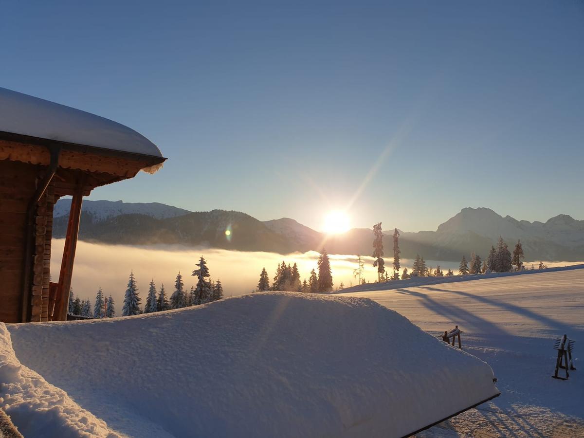 Grüße aus Österreich: Kathrin Mermi-Schmelz und Thommy Schmelz arbeiten in einer Ski-Hütte.