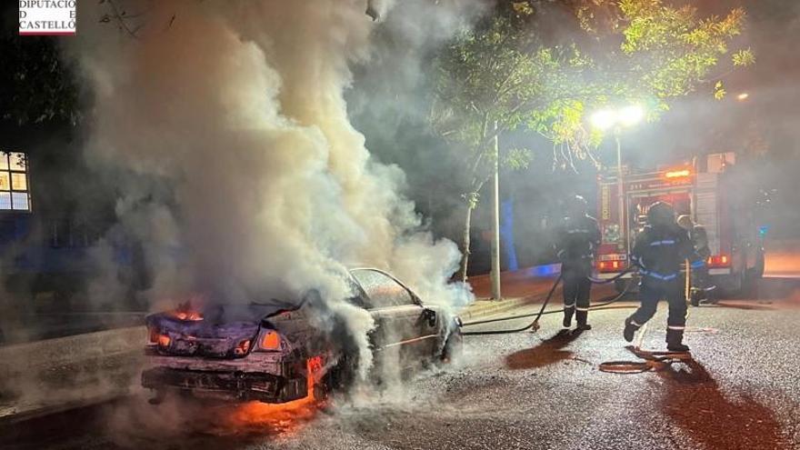 Los bomberos no pudieron evitar que el coche acabara totalmente calcinado.