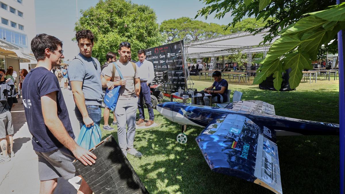 Varios estudiantes en el campus de la Universitat Politècnica de València (UPV).