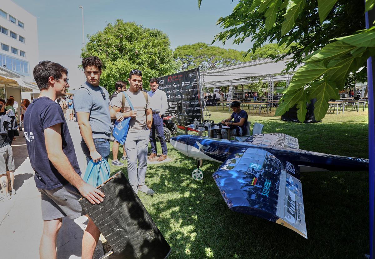 Varios estudiantes en el campus de la Universitat Politècnica de València (UPV).