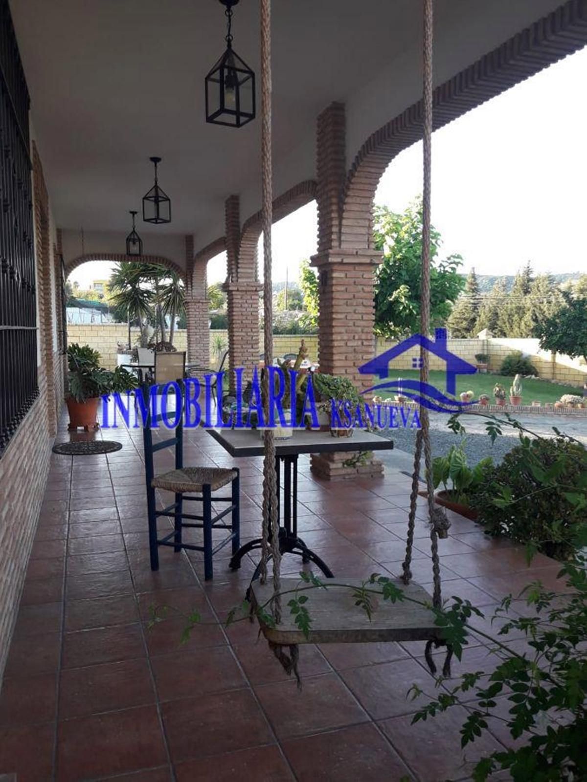 La vivienda dispone de un amplio jardín.