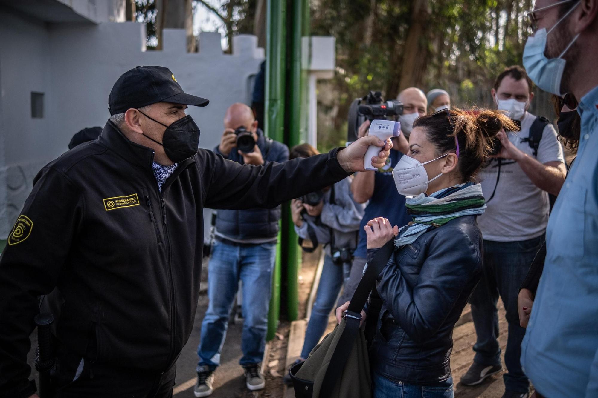 Visita de la eurodiputada Sira Rego al campamento de Las Raíces.