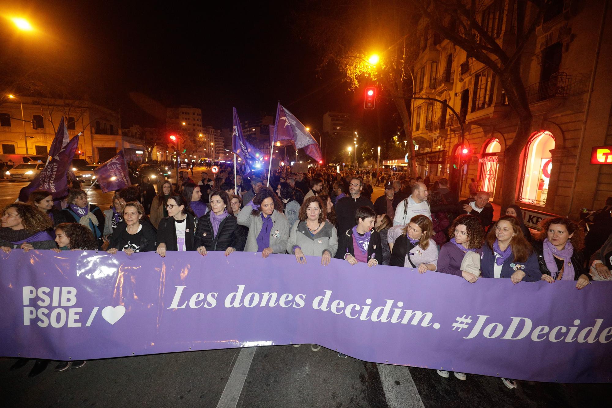 Miles de personas recorren Palma en la manifestación feminista del 8M