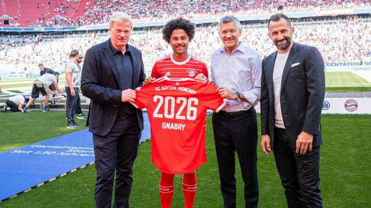 Gnabry, posando con la camiseta de su renovación