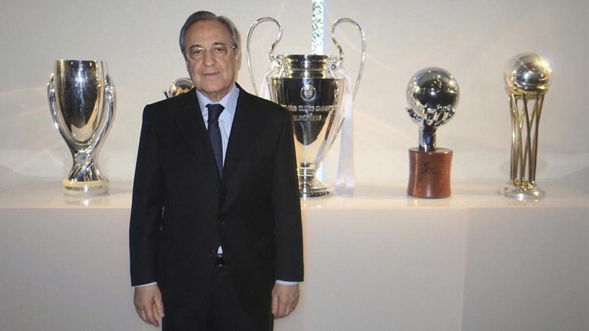 Florentino Pérez, frente a los trofeos conquistados en el 2016 en fútbol y baloncesto