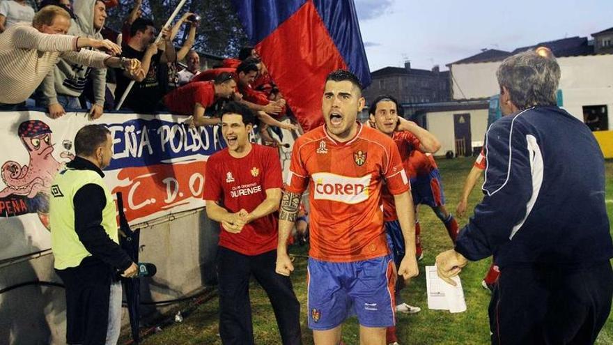 Álex Fernándes celebra un gol del Ourense en la final de la Copa Federación en O Couto.