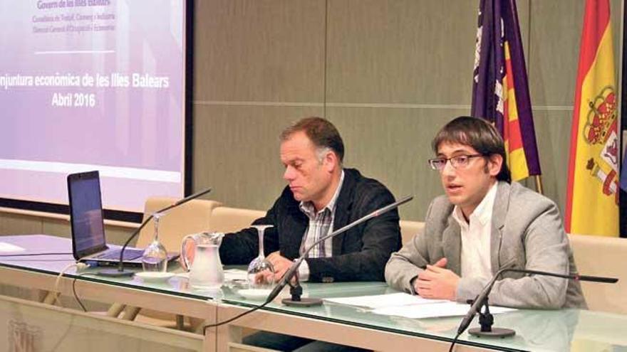 El conseller Negueruela y el director general Pou, ayer, analizando la economía balear.