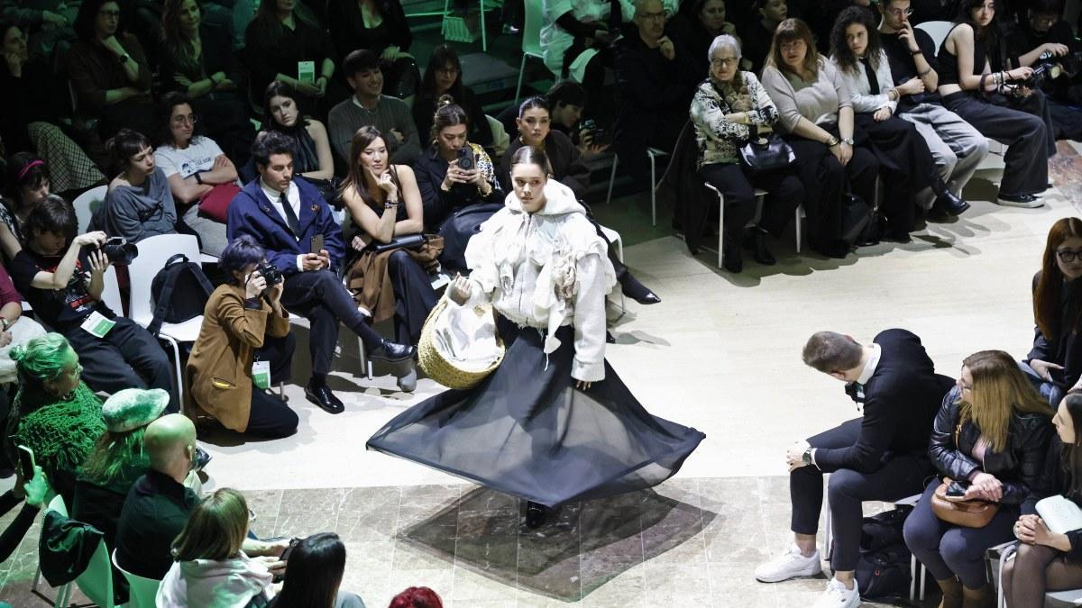 Una participe del desfile ‘Despunte 2026’ celebrado en la Cidade da Cultura ante unas 700 personas.