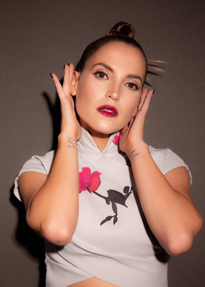 Ana Fernández con maquillaje 'glass skin' en el Festival de Málaga de 2024