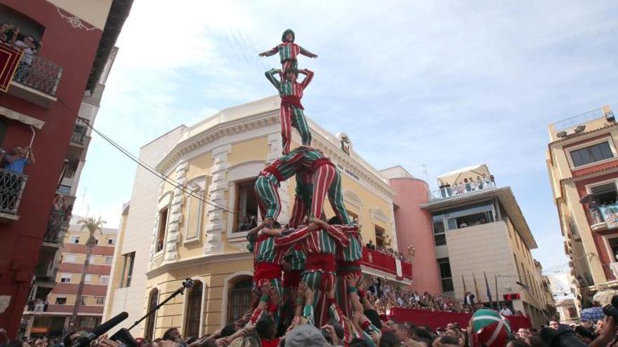 La Muixeranga levanta una de sus torres humanas en la Plaça Major de Algemesí.