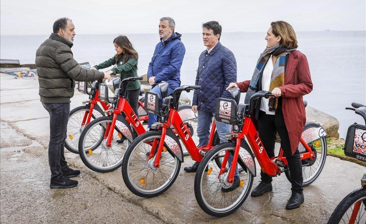 Anna Saliente, Jaume Collboni, Manuel Valls y Ada Colau, durante el posado, junto al jefe de Fotografía de EL PERIÓDICO.