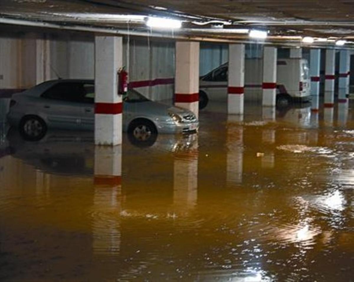 Un aparcamiento inundado, ayer,  en el barrio leridano de L’Escorxador.