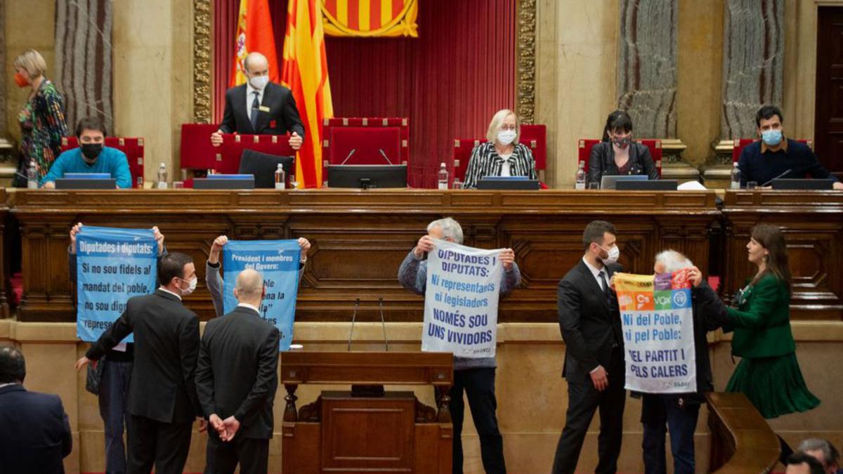 Borràs baixa a parlar amb els participants en la protesta. | EUROPA PRESS