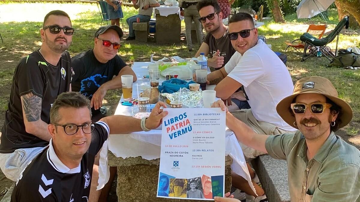 Directiva y colaboradores de la asociación Afonso Eanes do Cotón presentando sus próximas charlas en Negreira