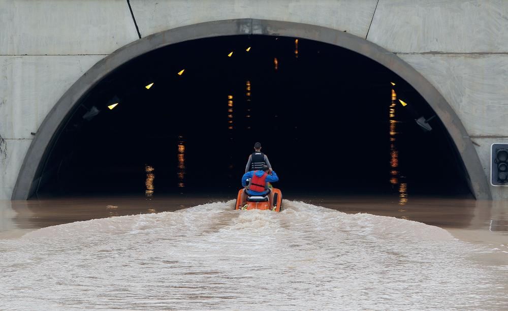 Rescatan a cuatro personas atrapadas en el túnel de la AP7 en Pilar de la Horadada