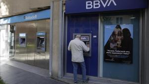 Oficinas del Sabadell y del BBVA en la rambla del Poblenou de Barcelona.