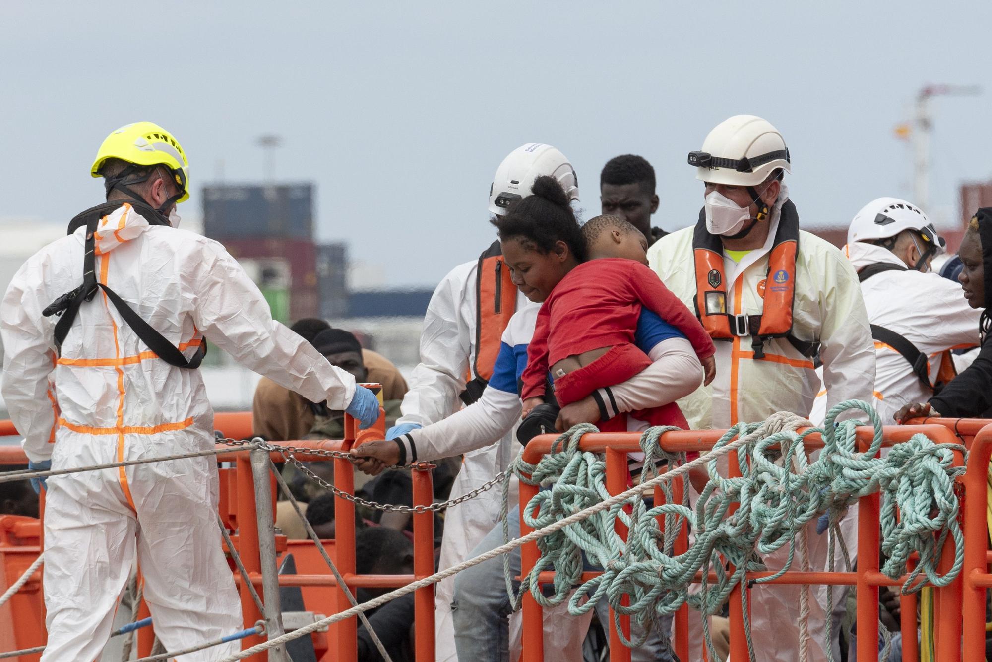 Salvamento Marítimo rescata a 64 migrantes de una neumática cerca de Lanzarote