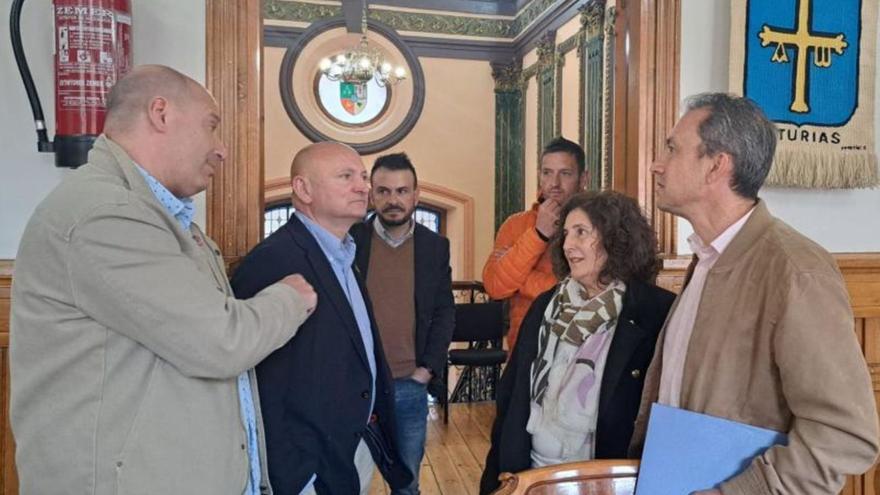 Juan Carlos Iglesias y Ovidio Zapico, en primer término, durante la reunión mantenida ayer.