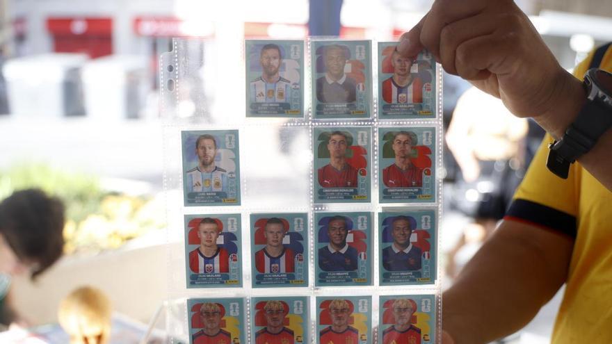 Fiebre 'Mundial' por los cromos, la última red social humana de la generación tiktok: “¿Tienes a Lamine?”