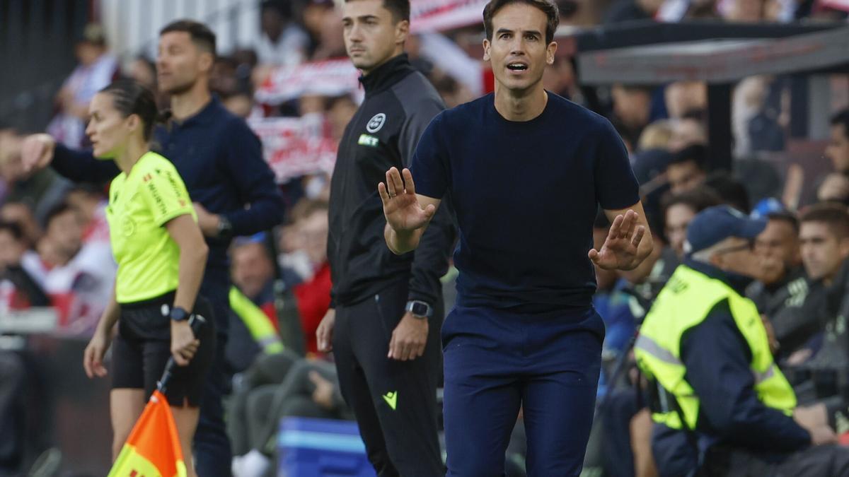 El entrenador del Rayo Vallecano, Íñigo Pérez, durante el partido contra el Real Madrid de LaLiga 2025/26