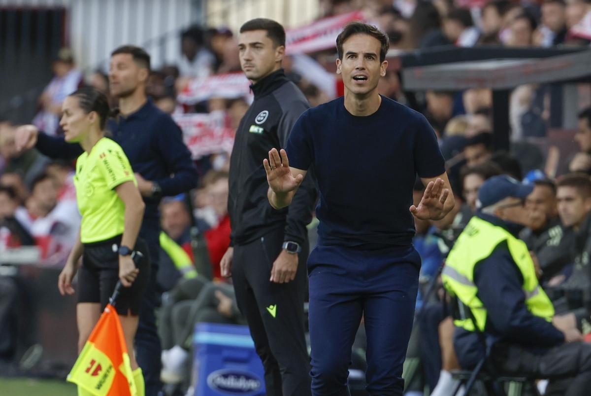 El entrenador del Rayo Vallecano, Íñigo Pérez, durante el partido contra el Real Madrid de LaLiga 2025/26
