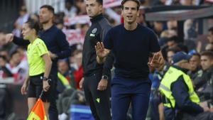 El entrenador del Rayo Vallecano, Íñigo Pérez, durante el partido contra el Real Madrid de LaLiga 2025/26