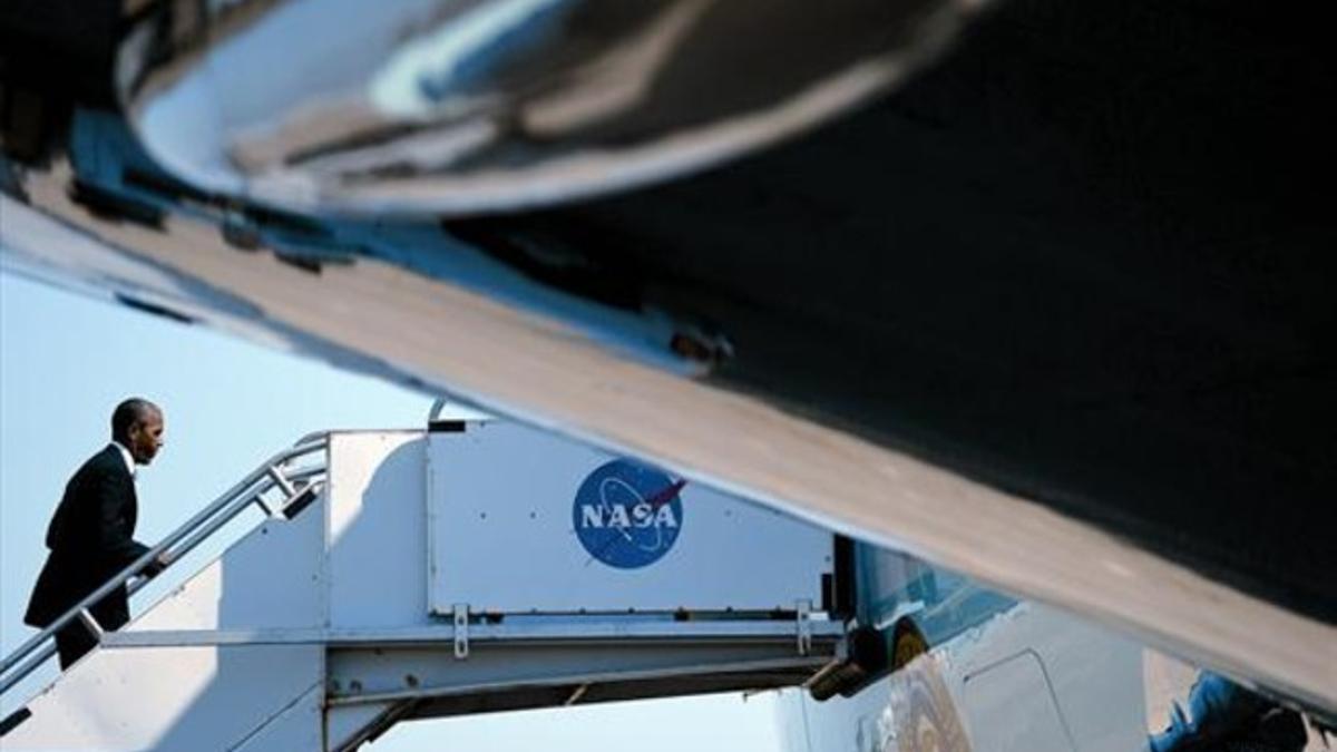 Obama sube al 'Air Force One',ayer en la base aérea de Muffet en San José, California.