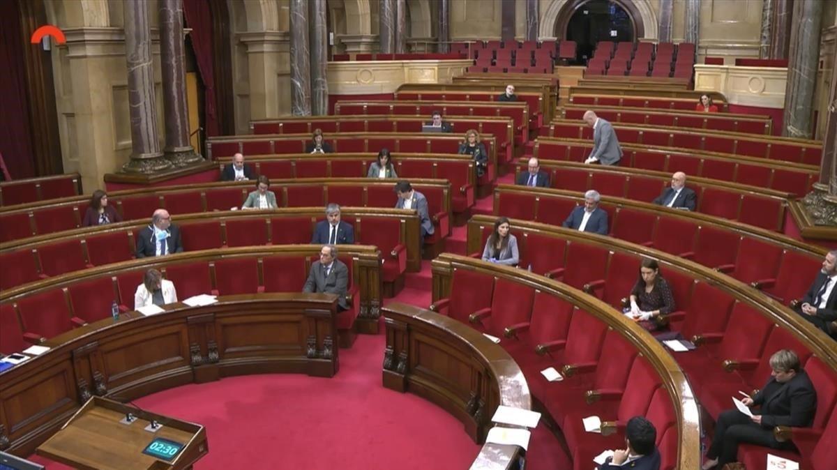 Los 21 diputados del pleno telemático del Parlament guardan un minuto de silencio.