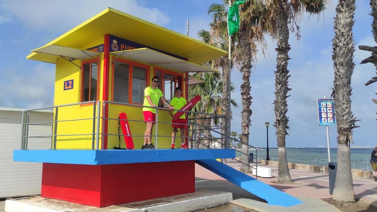 Puestos de socorristas en una playa de los Los Alcázares.