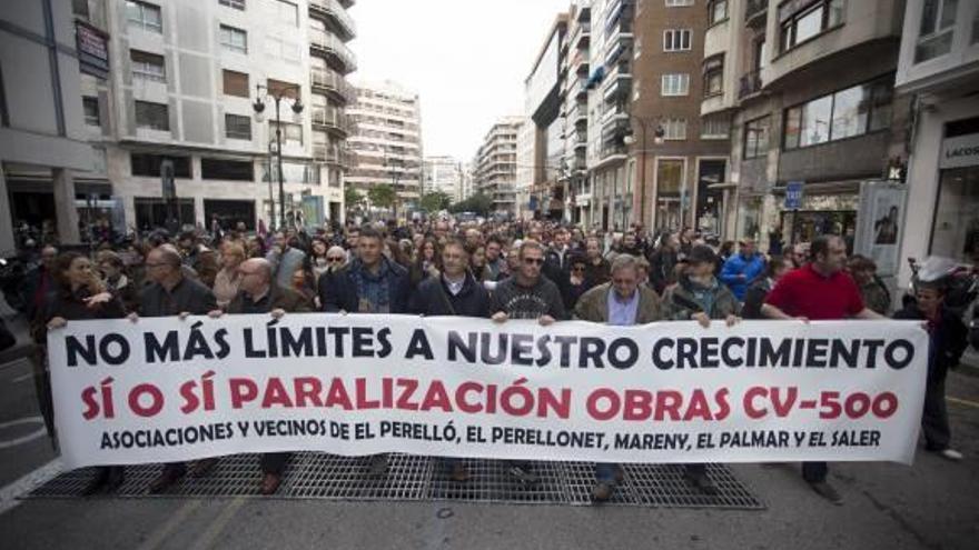 La protesta por las obras de la CV-500 llega al centro