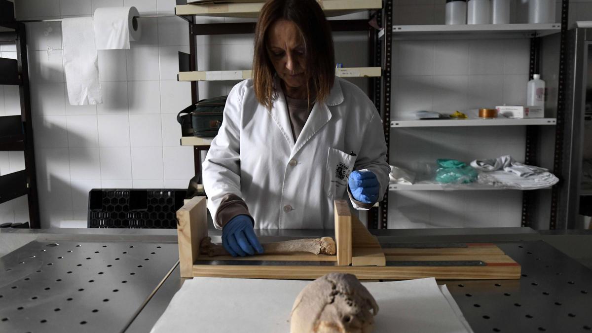 La forense Faustina Sánchez en dependencias del Instituto de Medicina Legal de Murcia