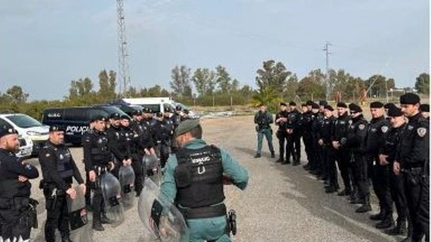 Miembros del Gisc de la Policía Local durante el curso de intervención en Badajoz.