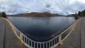 Vista general del embalse de Eiras en el río Oitavén, prácticamente al 100 % de su capacidad.
