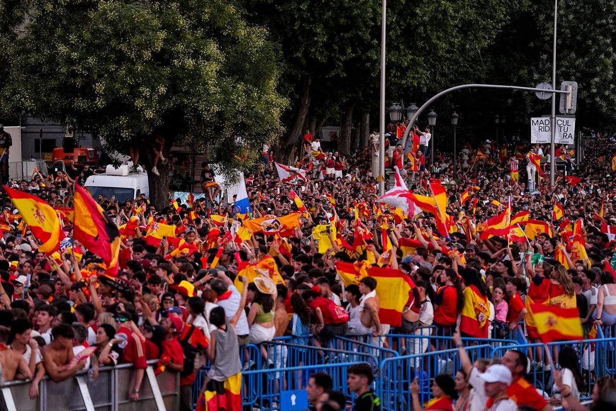 General view of the supporters at Cibeles during celebration of Spain as Champions of the FIFA World Cup 2026 at Cibeles Palace on July 20, 2026 in Madrid, Spain. AFP7 20/07/2026 ONLY FOR USE IN SPAIN. Oscar J. Barroso / AFP7 / Europa Press;2026;SPAIN;SPORT;ZSPORT;SOCCER;ZSOCCER;Spain FIFA World Cup 2026 Parade in Madrid;