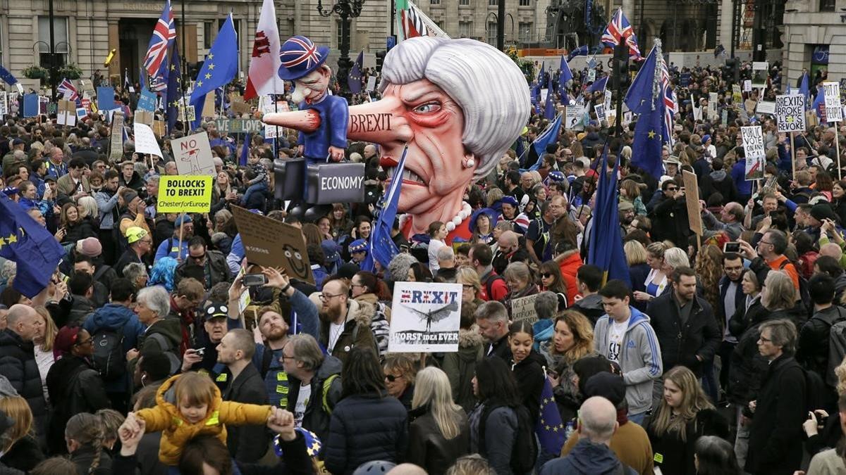 Un muñeco de la primera ministra británica, Theresa May, es llevada a través de Trafalgar Square durante una marcha anti-Brexit en Londres.