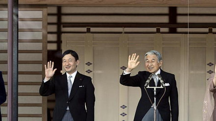 El emperador Akihito (2 d), la emperatriz Michiko (d), el príncipe Naruhito (2 i) y la princesa Masalo (i) saludan hoy, 23 de diciembre de 2008, desde el balcón del Palacio Imperial, en Tokio (Japón), durante la celebración del cumpleaños 75 del Emperador.