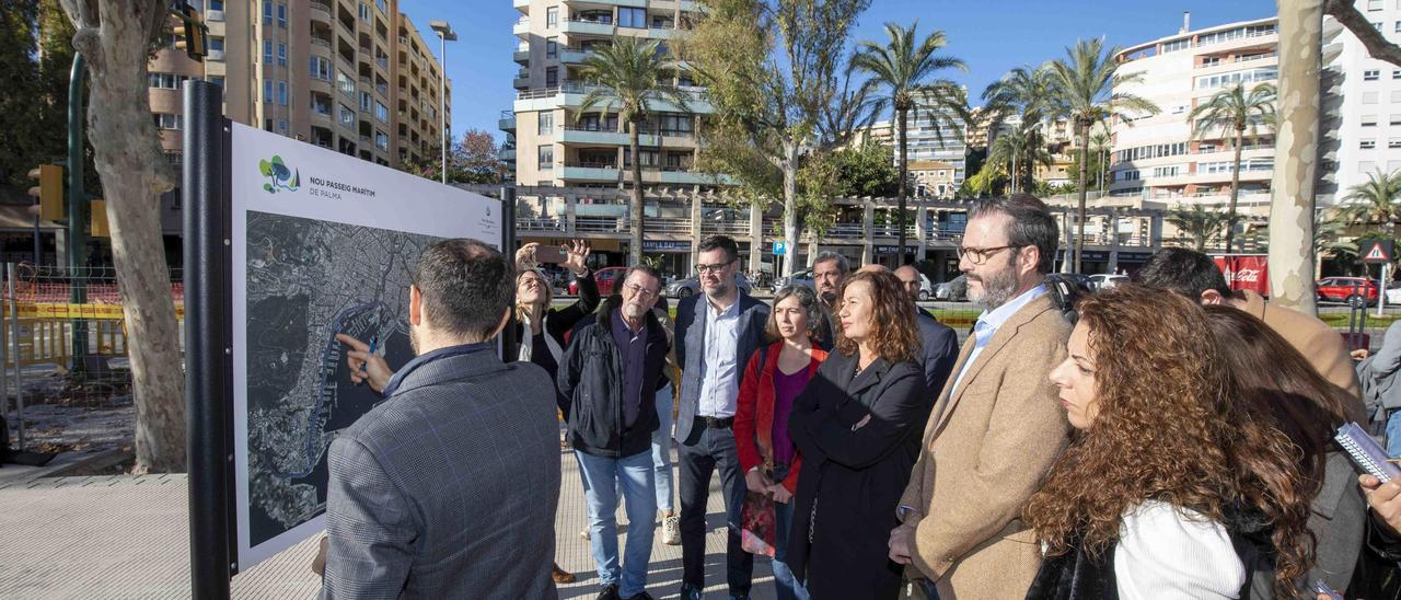 Pastor junto a Hila y Armengol en la visita al paseo Marírtimo.