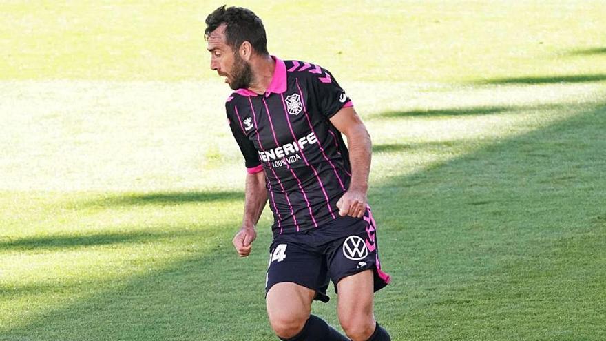 Carlos Rui z conduce un balón en un partido de la presente temporada.