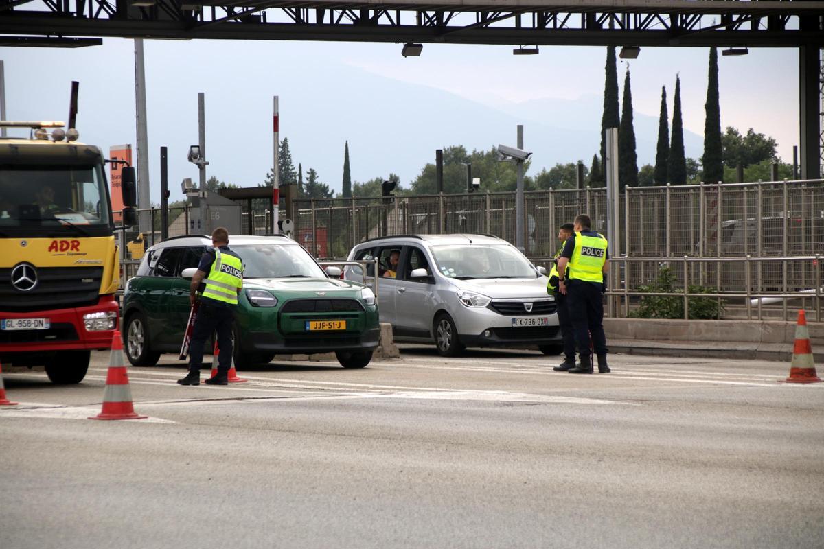 Les imatges del dispositiu policial a la frontera gironina amb França per la crisi migratòria a Ceuta