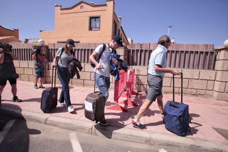 Seguimiento a los alojados en el Hotel H10 de Adeje. Saliendo turistas y consejera sanidad Teresa Cruz Oval  | 28/02/2020 | Fotógrafo: María Pisaca Gámez