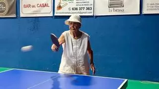 Montse Sacristán celebra el centenari amb la raqueta a la mà