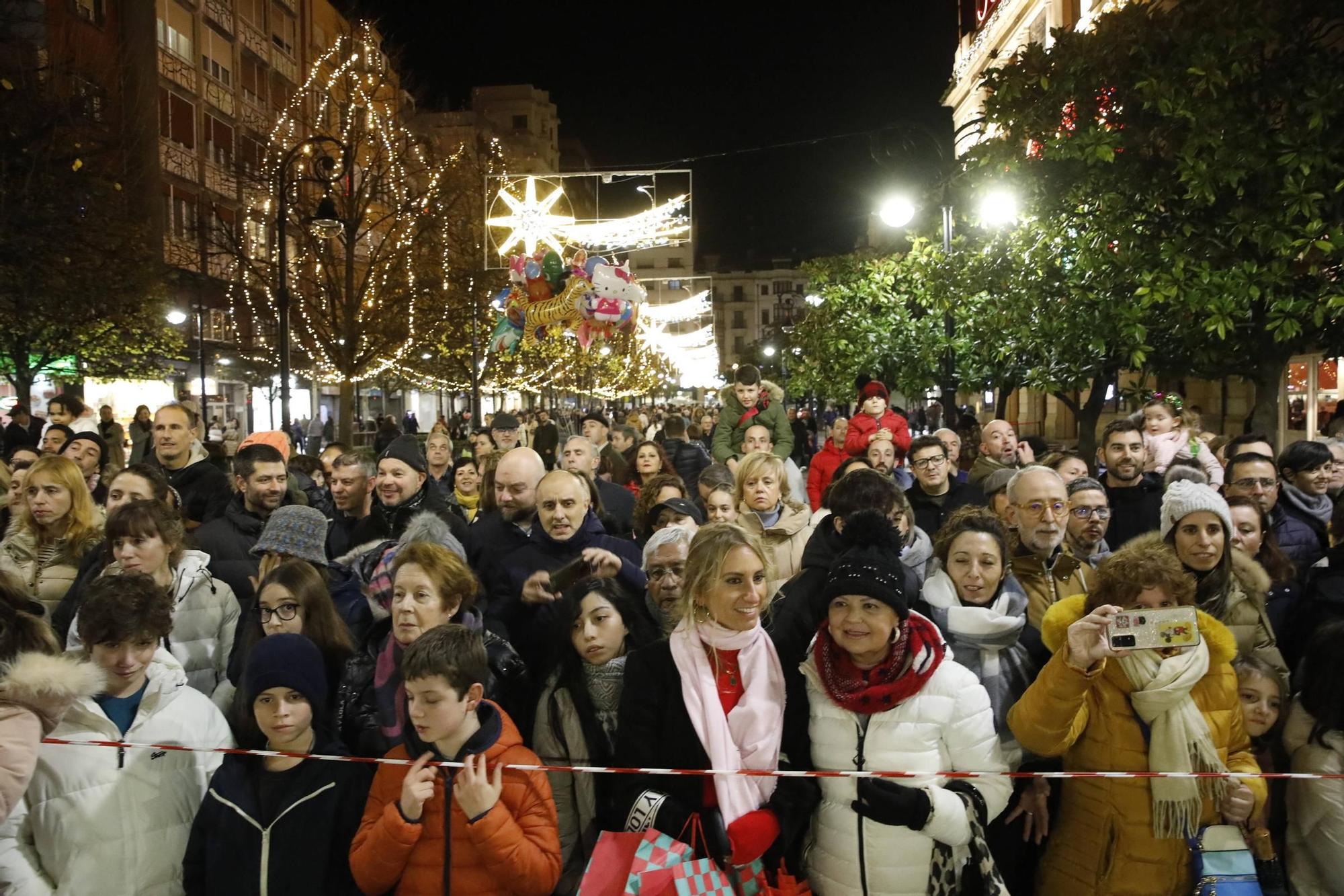 El centro de Gijón, a rebosar para disfrutar de la decoración de Navidad (en imágenes)