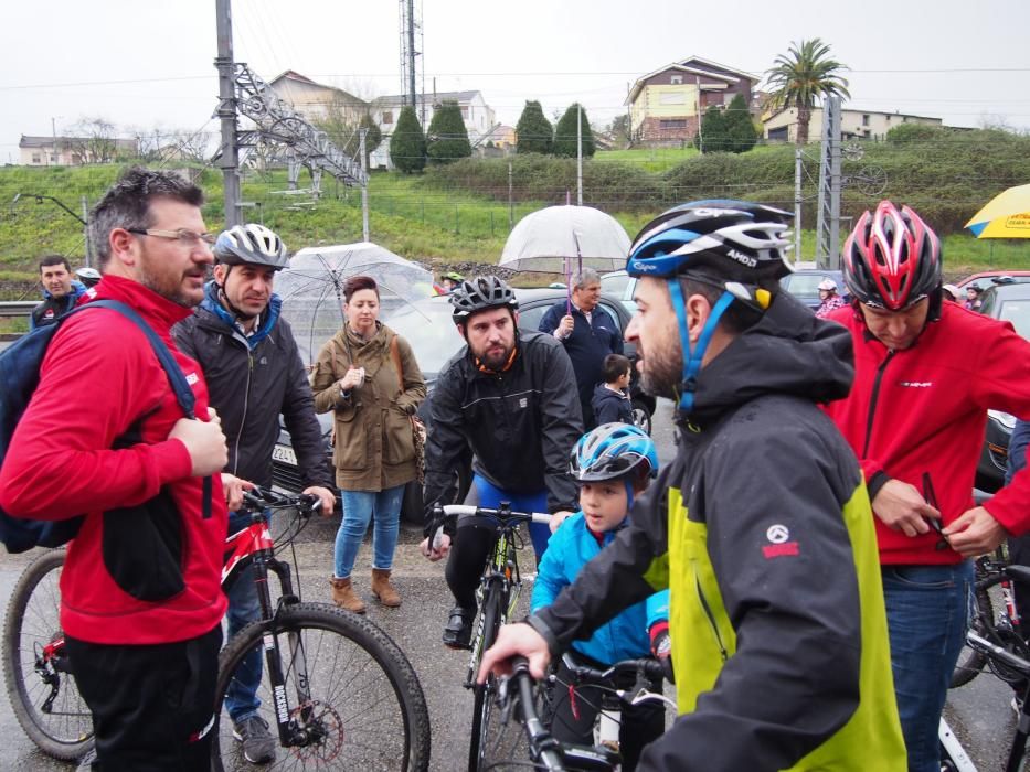 Los alumnos del Colegio Santa Bárbara de Lugones celebran el Día Mundial de la Bicicleta junto a Chechu Rubiera y Ángel García