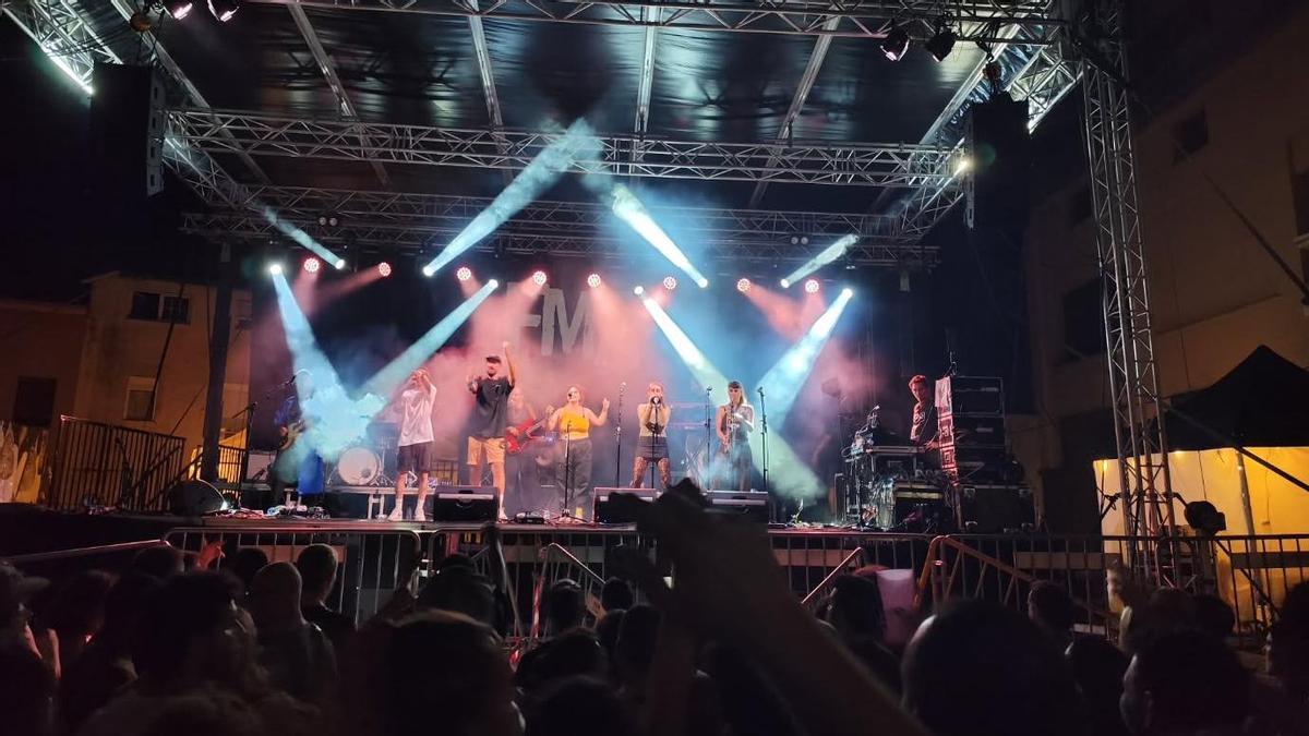 Actuació d'Extraño Weys, dissabte, a la plaça Puigmercadal