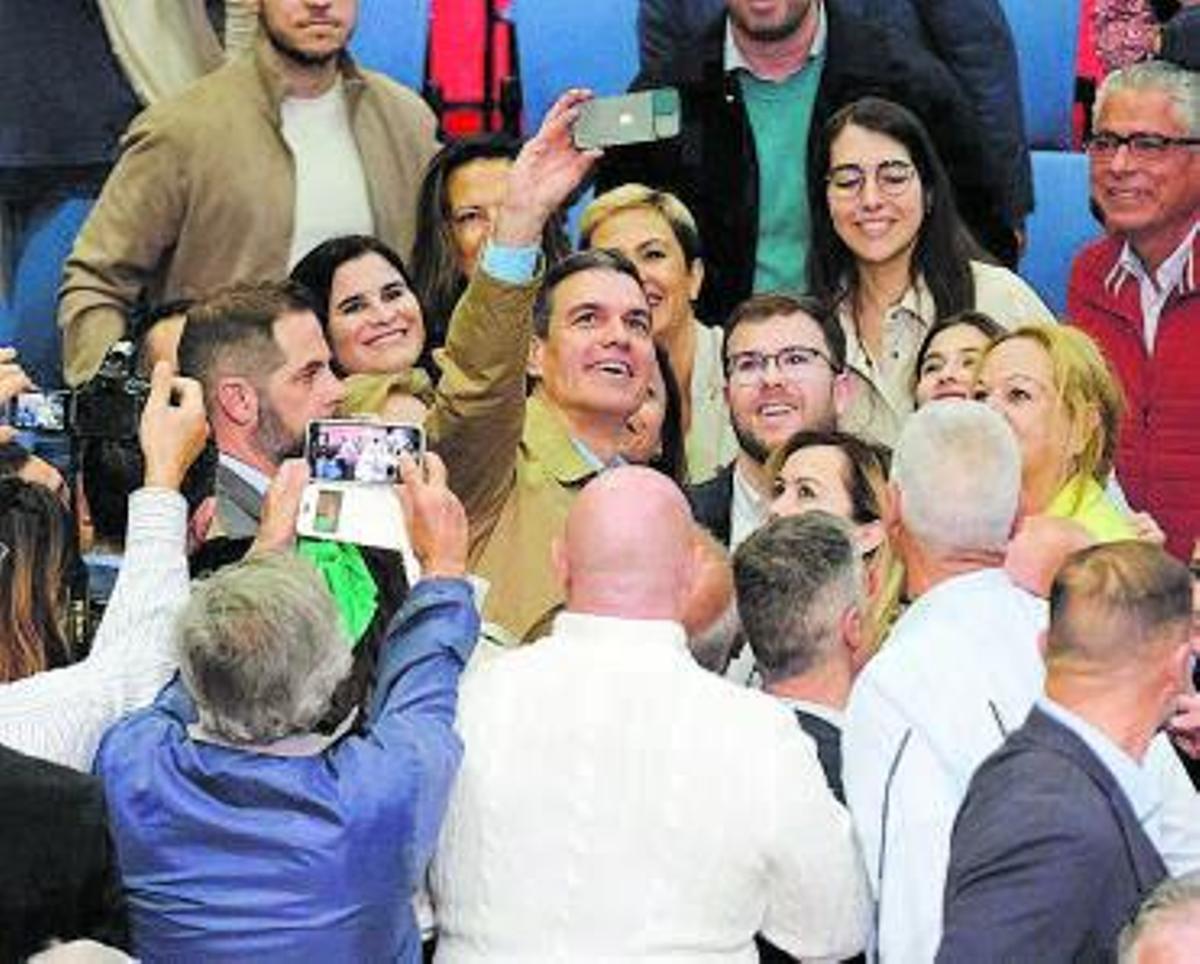 Sánchez presume de avances sociales y augura la victoria de Darias y Torres | J.C. GUERRA